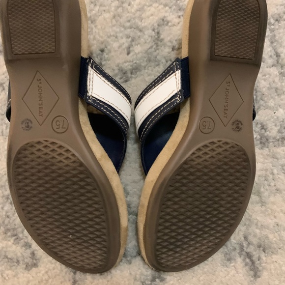 St Johns Bay Sandals 7.5 - Picture 3 of 3